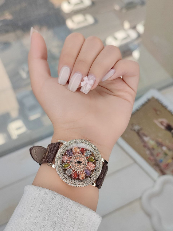 ساعت مچی زنانه مارک لویی ویتون louis vuitton صفحه چرخشی بند چرم