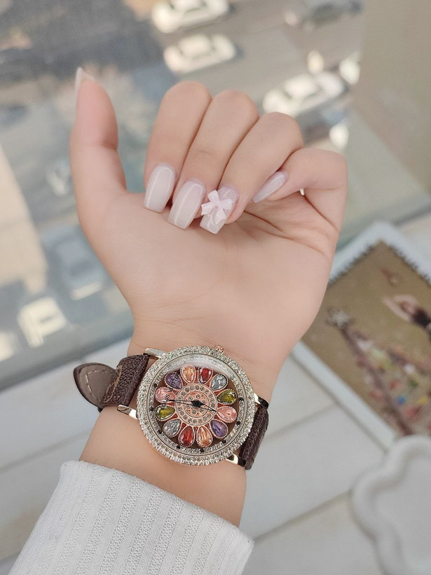 ساعت مچی زنانه مارک لویی ویتون louis vuitton صفحه چرخشی بند چرم