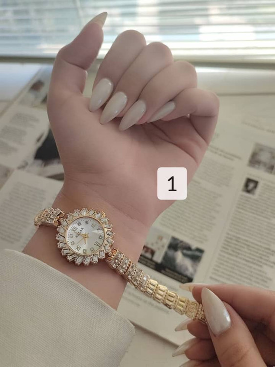 ساعت مچی زنانه مارک والار WALAR نگین دار