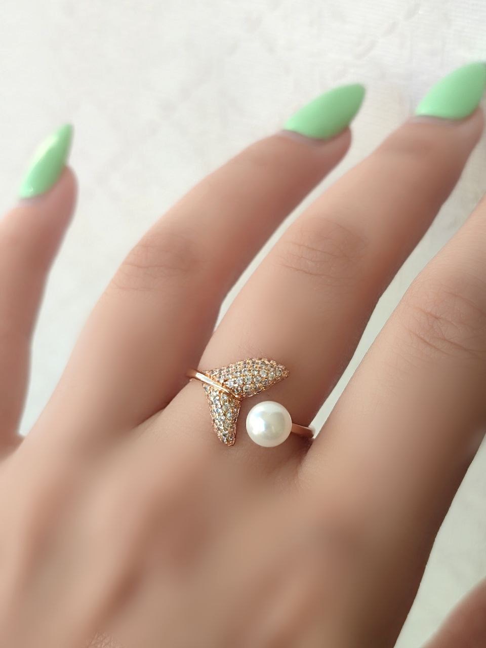 ست زنانه مرواریدی ( ساعت + انگشتر + گردنبند + گوشواره + همراه با جعبه شیک ) جنس استیل