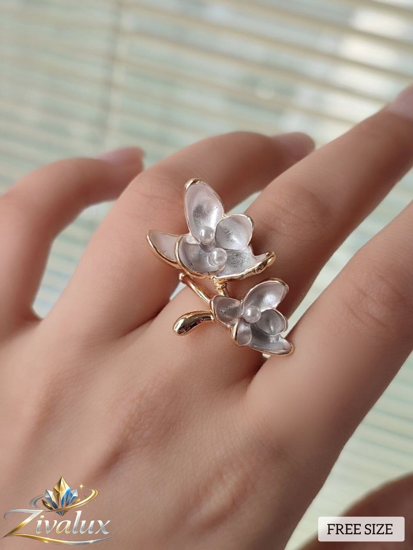 انگشتر زنانه مدل مینا کاری ENAMEL RING طرح گل مروارید دار (فری سایز)