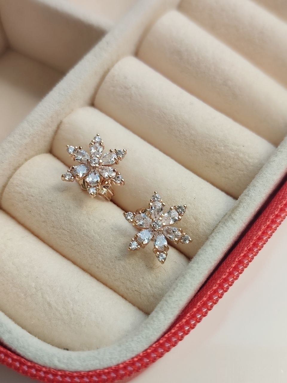 گوشواره زنانه مارک ژوپینگ XUPING طرح گل نگین دار