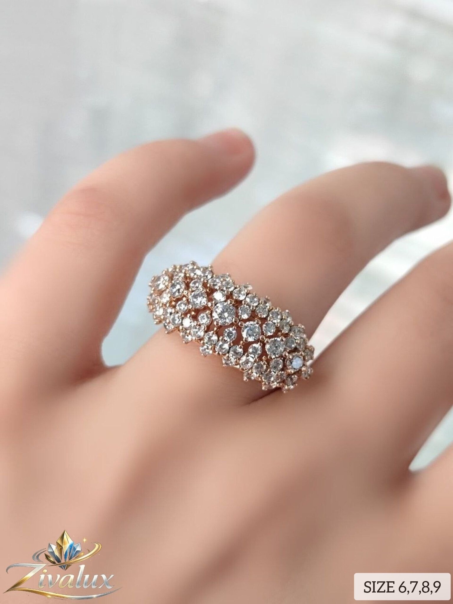 ✨ انگشتر زنانه ژوپینگ XUPING؛ نگین‌دار، طلایی و شیک با کیفیت عالی و ثبات رنگ بالا. مناسب استفاده روزمره و هدیه، موجود در سایزهای ۶، ۷، ۸ و ۹. خرید از زیوالوکس 💍