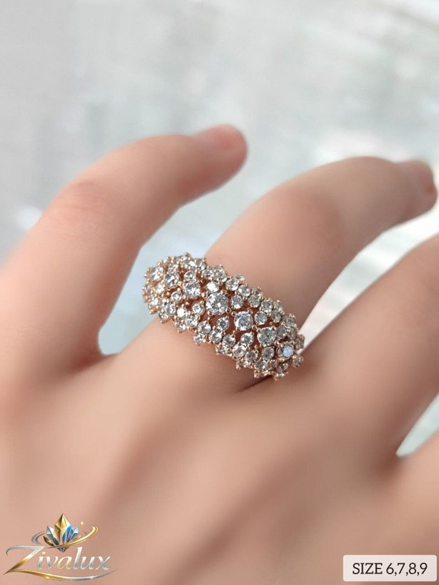 ✨ انگشتر زنانه ژوپینگ XUPING؛ نگیندار، طلایی و شیک با کیفیت عالی و ثبات رنگ بالا. مناسب استفاده روزمره و هدیه، موجود در سایزهای ۶، ۷، ۸ و ۹. خرید از زیوالوکس 💍